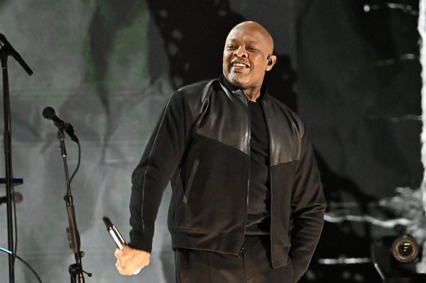 En otra canción, Drake sugiere que Dr. Dre (visto arriba en el concierto benéfico FIREAID para el alivio de los incendios en California en enero de 2025) debería estar en la cárcel.Getty Images para FIREAID