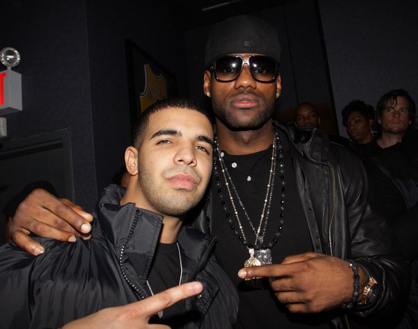 A pesar de haber sido amigos, Drake también critica a LeBron James en la canción "1 AM In Albany" (en la imagen superior se ve a Drake y James en una fiesta en Nueva York en 2010).WireImage