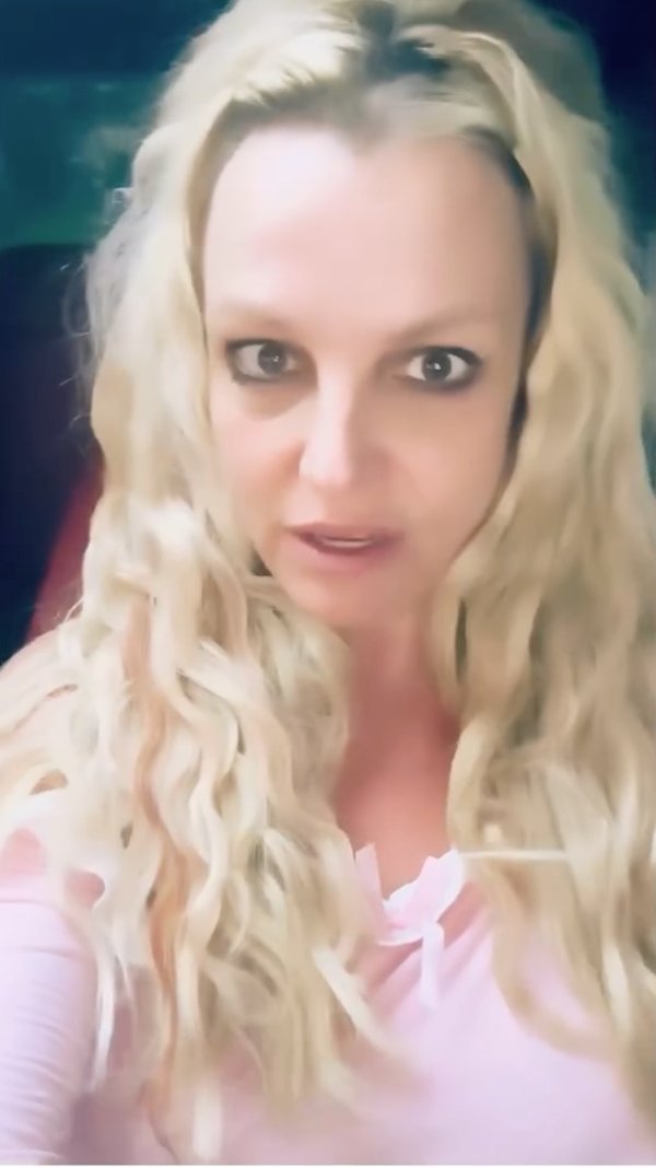 La estrella del pop les dijo a sus seguidores en un video de Instagram (que se puede ver aquí) que iba de camino a ver "El diablo viste de Prada 2".Britney Spears/ Instagram