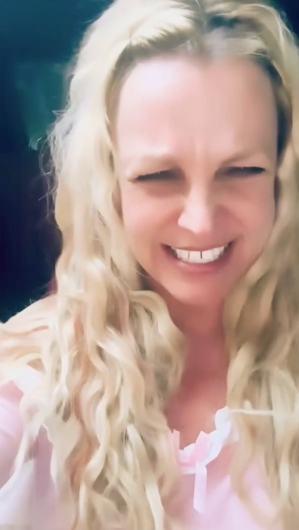 La ganadora del Grammy no pudo contener su emoción al recibir palomitas de maíz con mantequilla y un granizado.Britney Spears/ Instagram