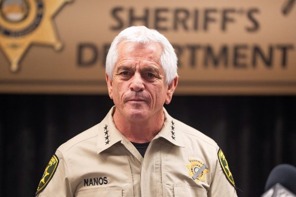 El sheriff del condado de Pima, Chris Nanos, que aparece en la foto y que ha sido duramente criticado por su gestión de la investigación, insistió esta semana en que la policía está cada vez más cerca de encontrar respuestas.REUTERS