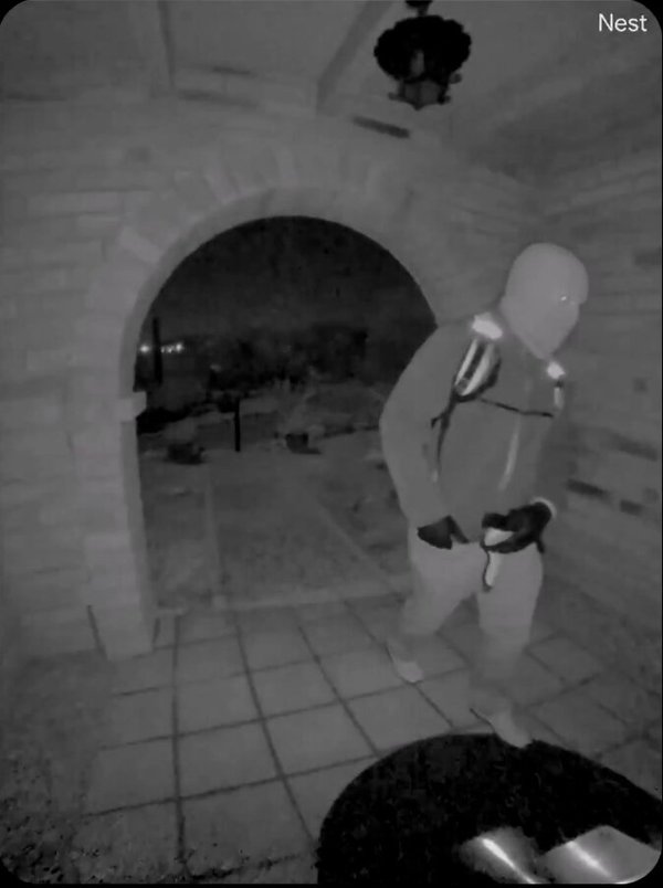 El director del FBI, Kash Patel, publicó el 10 de febrero imágenes de vigilancia de un sospechoso, que aparece en la imagen, buscado en relación con la desaparición.FBI
