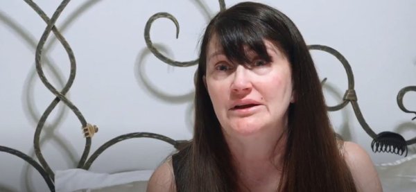 Más tarde, Debby rompe a llorar cuando Mido cancela su viaje a Estados Unidos menos de 24 horas antes de la hora prevista de despegue de su vuelo.TLC
