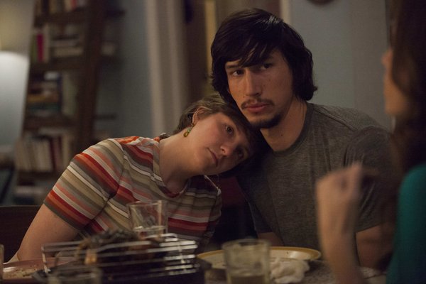 Lena Dunham (a quien se ve arriba con el actor en “Girls”) afirmó en sus memorias, “Famesick”, que Driver una vez le arrojó una silla.