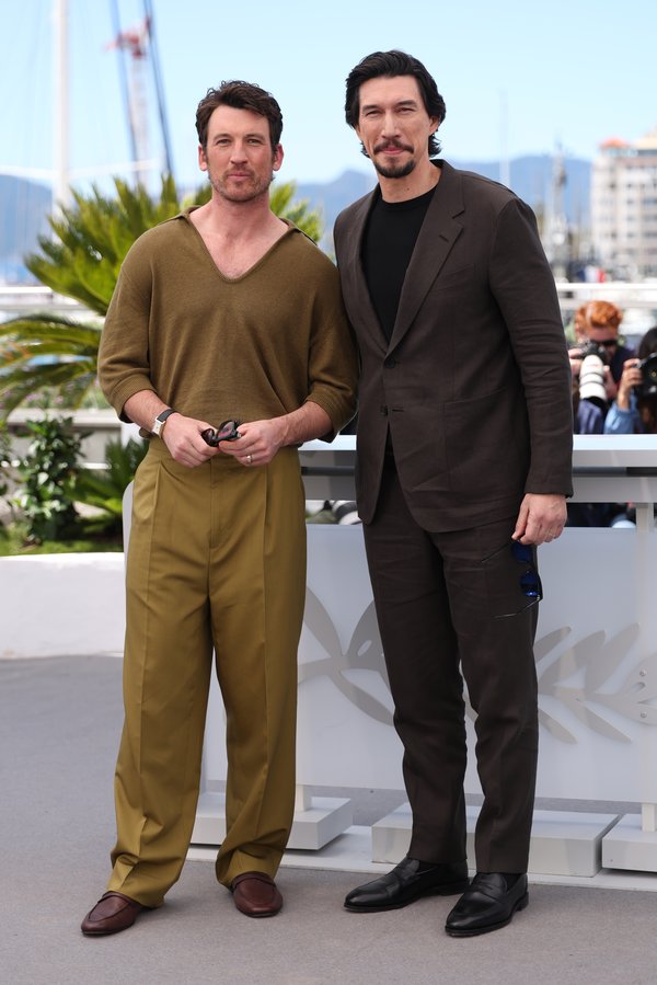 Él y Miles Teller (ambos fotografiados arriba en el Festival de Cine de Cannes) interpretan a dos hermanos en la película dirigida por James Gray.Imágenes de Getty