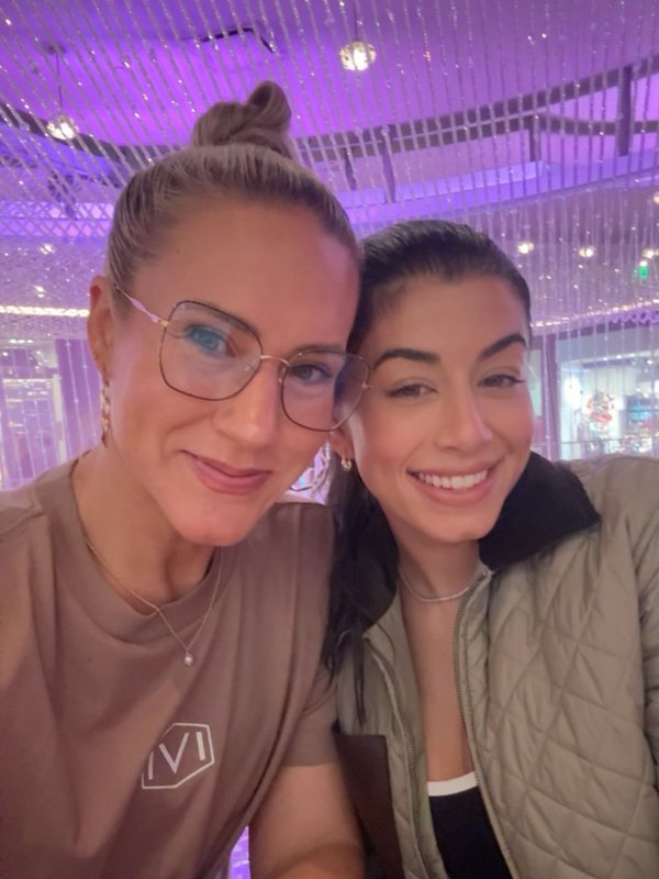 Caitlin Rance, exdama de honor de Sarah Jane Ramos, declaró en redes sociales que está soltera tras ser vista en actitud cariñosa con Dak Prescott. En la imagen superior, Ramos y Rance aparecen juntas en una publicación de Instagram de diciembre.Caitlin Rance/Instagram
