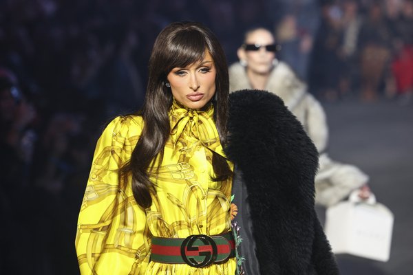 Paris Hilton lució un espectacular cambio de color de pelo en un desfile de moda el 16 de mayo.AFP vía Getty Images