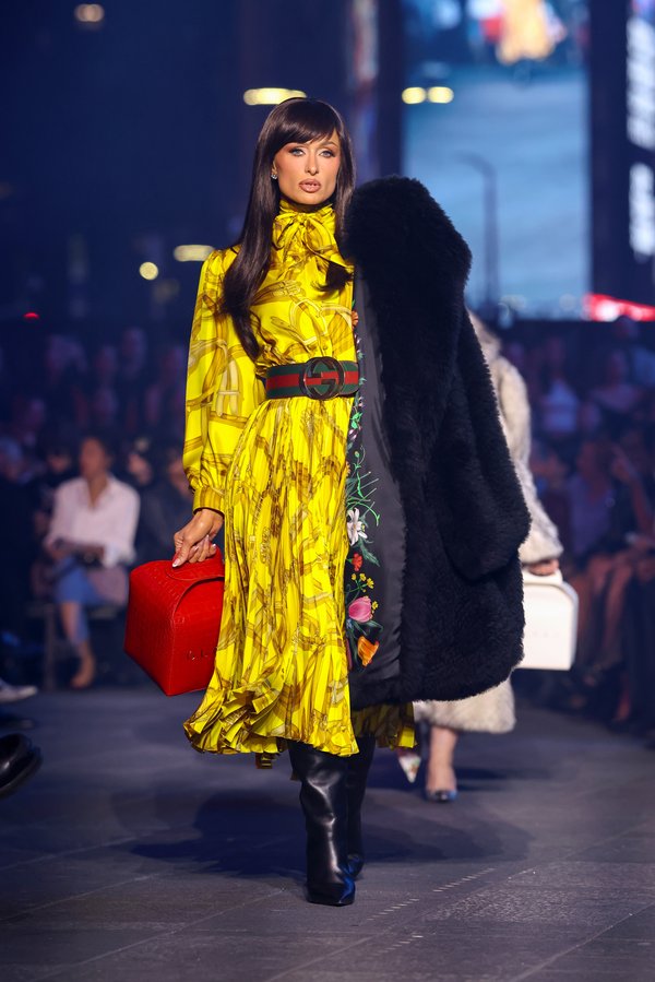 Hilton también lució un flequillo lateral.Getty Images para Gucci
