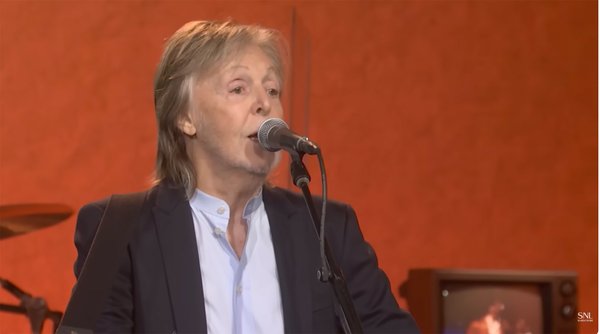 Paul McCartney fue el invitado musical del final de temporada de “SNL” (como se puede ver arriba).SNL
