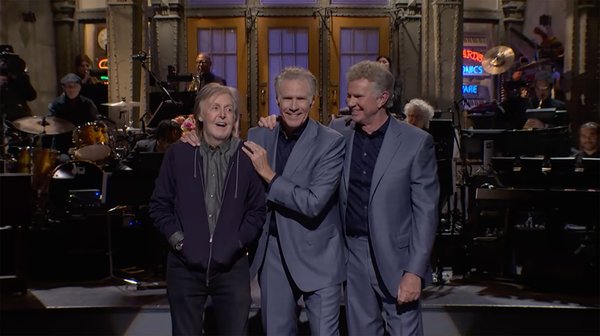 También apareció en la escena inicial junto a Will Ferrell y Chad Smith (como se puede ver arriba).SNL