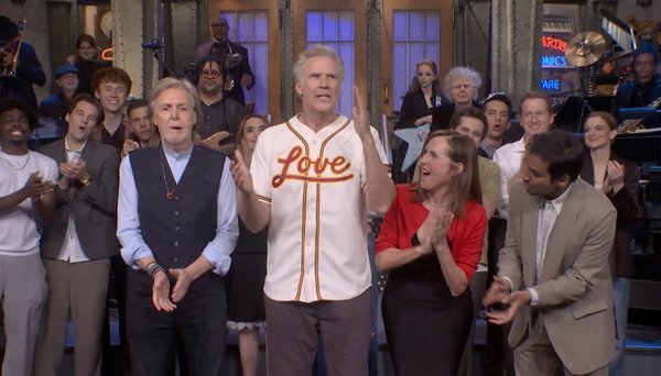 Fue la primera aparición musical de McCartney en “SNL” en casi 14 años. (En la foto: McCartney, Ferrell y el elenco de “SNL”).SNL