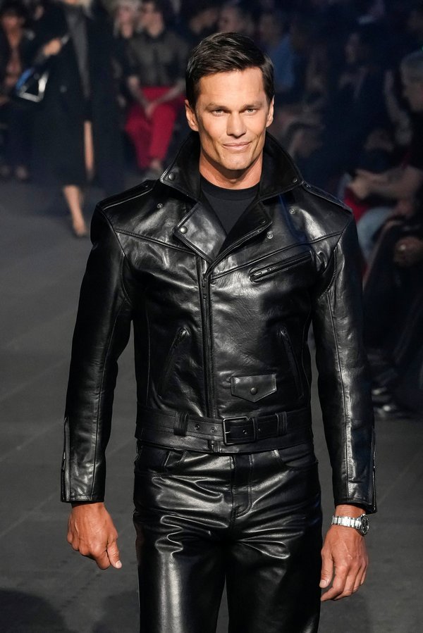 Tom Brady hizo su debut en las pasarelas de moda en un desfile de Gucci el 16 de mayo.REUTERS
