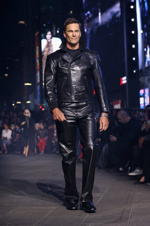 El exatleta lució un atuendo de cuero negro de pies a cabeza.Getty Images para Gucci