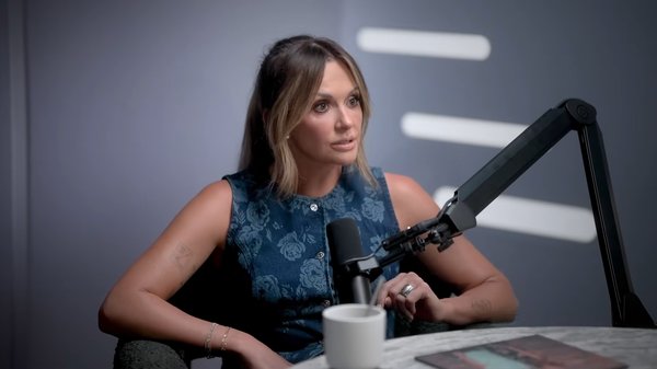 Carly Pearce compartió que supo la noche de su boda que casarse había sido una decisión equivocada, y dijo: "Él me dejó muy claro que había cometido un gran error".La persona que creyó en mí / YouTube