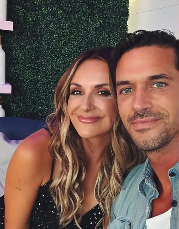 Pearce afirmó que el matrimonio y el divorcio "me enseñaron lo fuerte que soy", ya que rápidamente se dio cuenta de que "esto no era lo que me merecía" y decidió hacer algo al respecto.carlypearce/Instagram