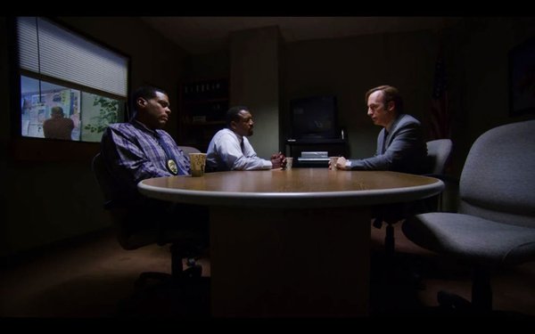 “No podía hacer las cosas que normalmente hago. Se me caían las tazas y los vasos por la noche”, recordó (En la foto: Andrews y dos actores de “Better Call Saul” en 2016).AMC