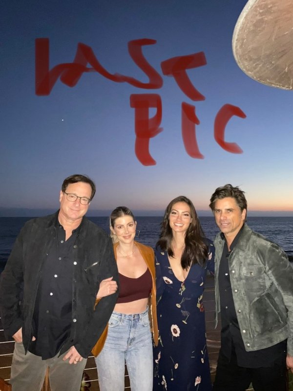 John Stamos con su esposa Caitlin McHugh y Bob Saget y su viuda Kelly Rizzo.John Stamos / Instagram