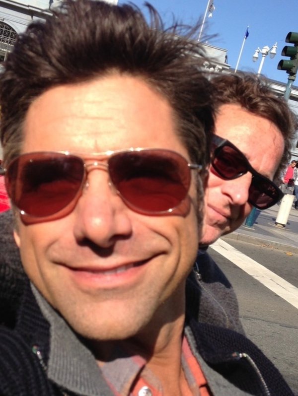 Stamos y Saget se toman una selfie con gafas de sol.John Stamos / Instagram
