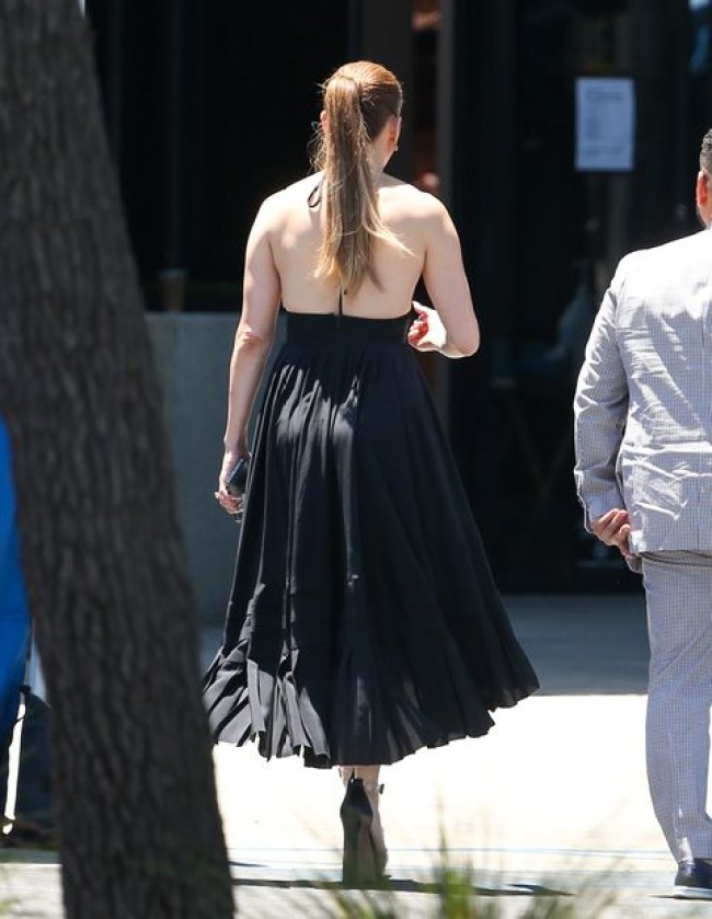 Jennifer Lopez se ve tan elegante en un vestido de verano escotado sin espalda