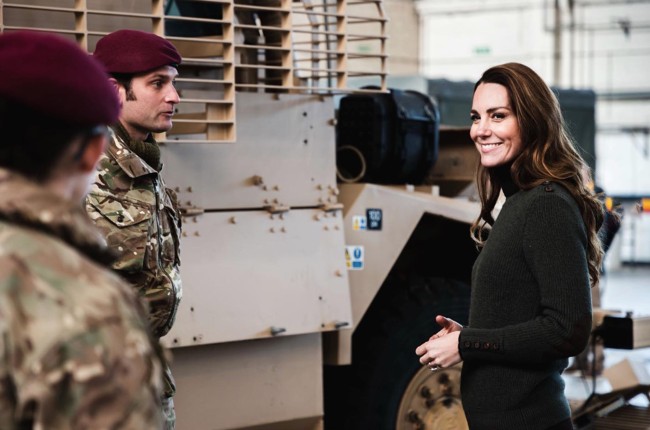 Otras fotografias capturaron a Kate Middleton interactuando con soldados en el puesto de entrenamiento del ejercito britanico