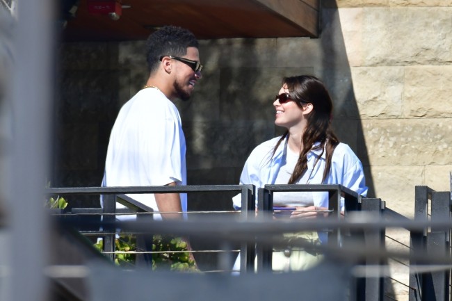 Devin Booker y Kendall Jenner se miran mientras sonrien en Soho House en Malibu