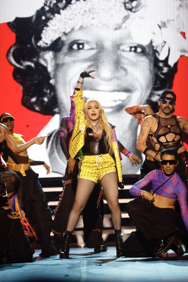 Madonna se besa con el rapero Tokischa en el concierto del Orgullo Gay de Nueva York
