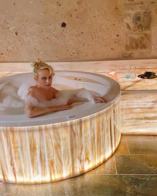 Rebel Wilson poso desnuda en un bano de burbujas en un lujoso hotel de Turquia