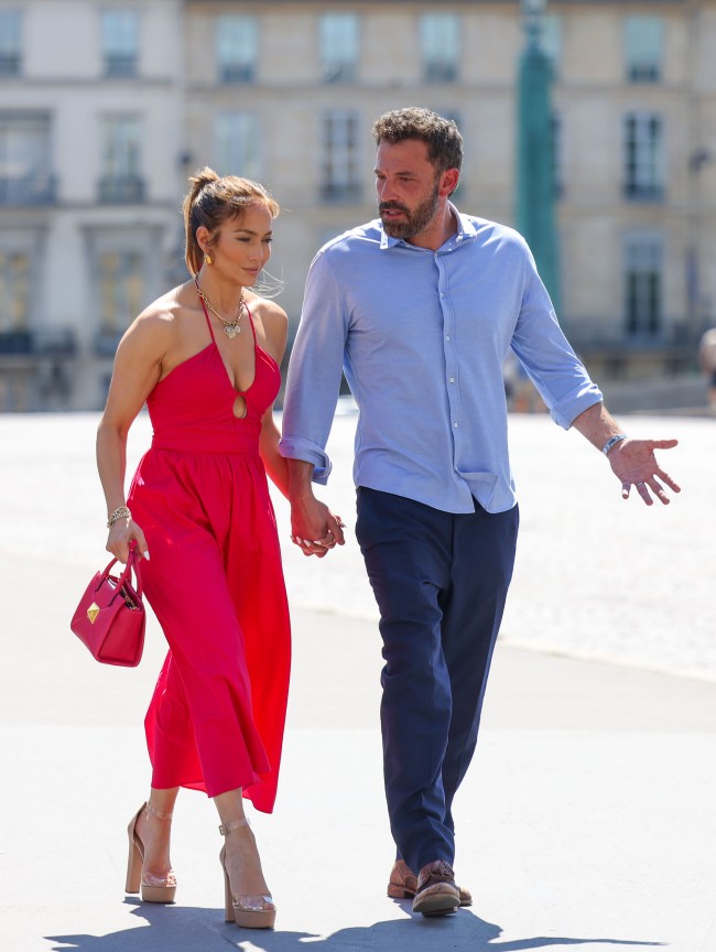 Jennifer Lopez y su esposo Ben Affleck explorando Paris en su cumpleanos