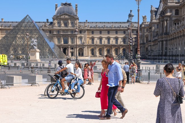 La pareja iconica paso por el patio igualmente iconico del Louvre el domingo