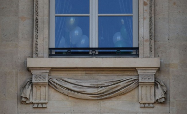 Se pudieron ver globos plateados en la ventana del Hotel de Crillon durante el fin de semana