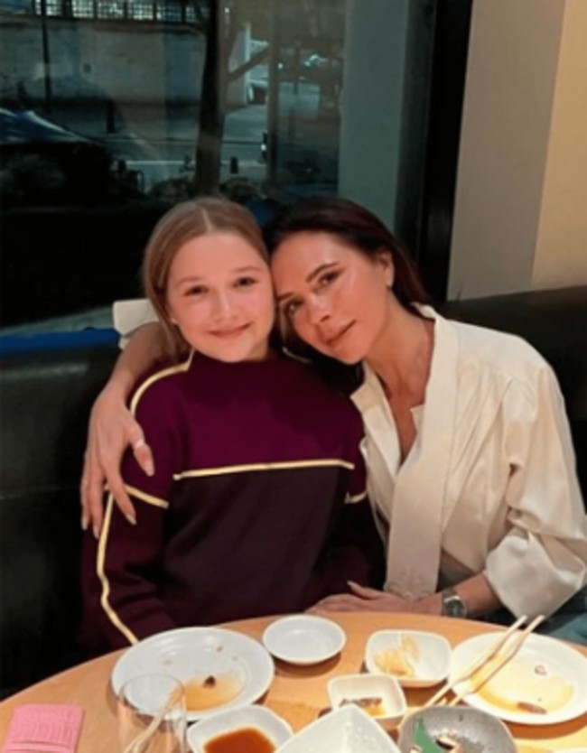 La hija de Victoria Beckham Harper critica a su madre por su ropa de las Spice Girls