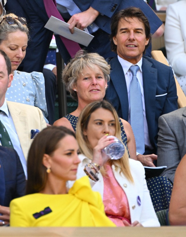 La estrella de cine Tom Cruise a la izquierda toma asiento en el palco real detras de Kate Middleton