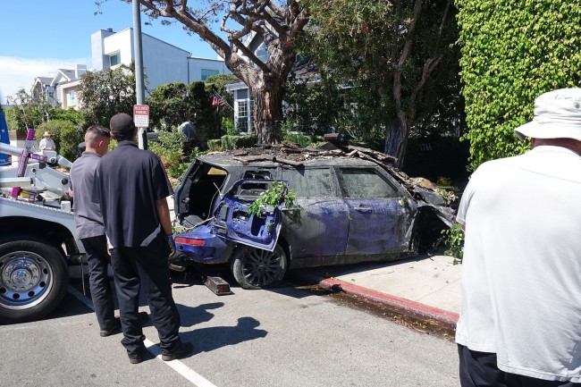 El auto de Heche se incendio despues de que ella choco contra una casa de dos habitaciones de 1 millon