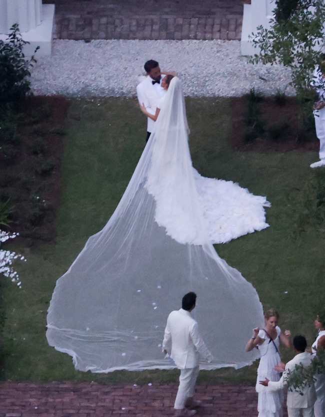 Lopez se quedo atonita con un vestido de novia personalizado de Ralph Lauren mientras decia Si acepto a Ben Affleck