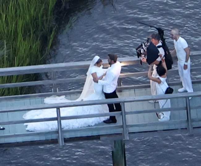 Affleck combino a su novia con una chaqueta blanca