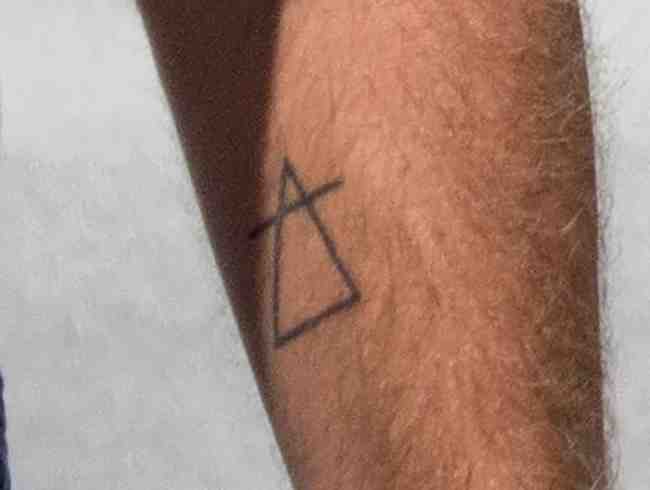 En su brazo esta el signo de la alquimia del aire No esta claro si Hammer tambien se tatuo los simbolos de fuego y tierra en otras partes de su cuerpo