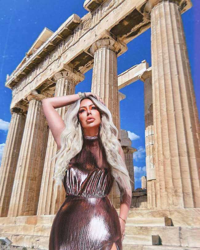 Una foto editada de ODay muestra al cantante de pie frente al Partenon en Atenas Grecia