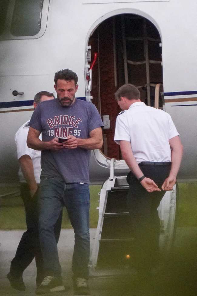 Ben Affleck y sus hijos salieron de Georgia en un avion privado despues de su gran fin de semana de bodas