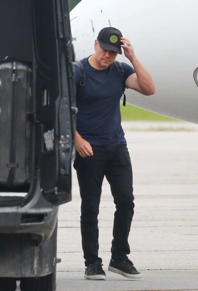 Matt Damon intento ir de incognito con una gorra de beisbol y ropa oscura antes de su vuelo