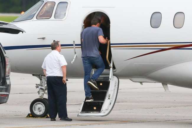 Ben Affleck deja a los ninos en un aeropuerto privado en Savannah despues de las celebraciones de la boda