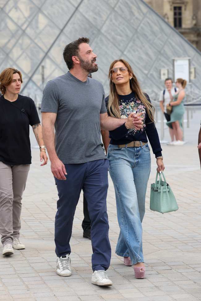 Ben Affleck y Jennifer Lopez fotografiados aqui en Paris el mes pasado fueron vistos de luna de miel en Italia el martes