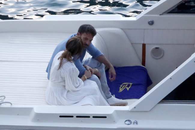 Lopez y Affleck usaron los mismos atuendos de su almuerzo para dar un paseo en bote