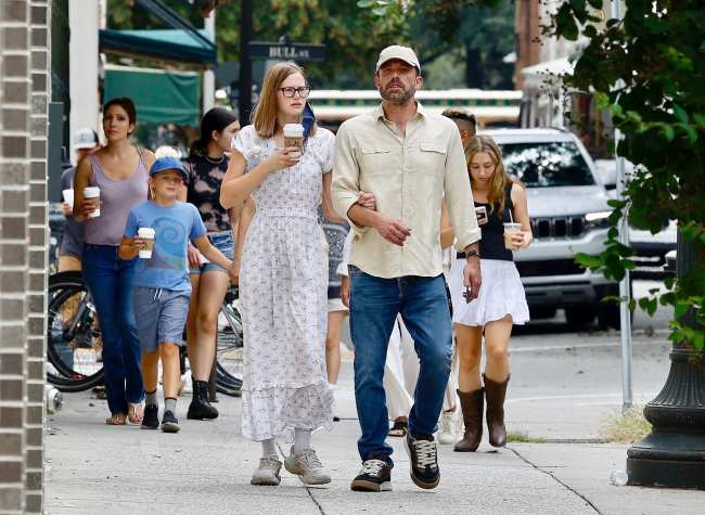 Violet Affleck y Ben Affleck paseando por las calles de Georgia