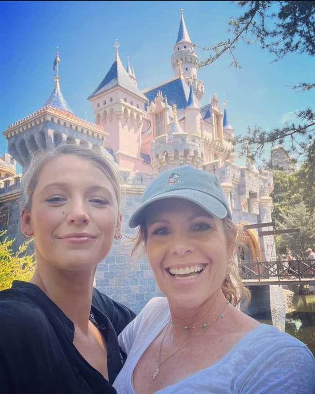 Las hermanas Lively posaron para una selfie en un castillo en Disneyland este mes