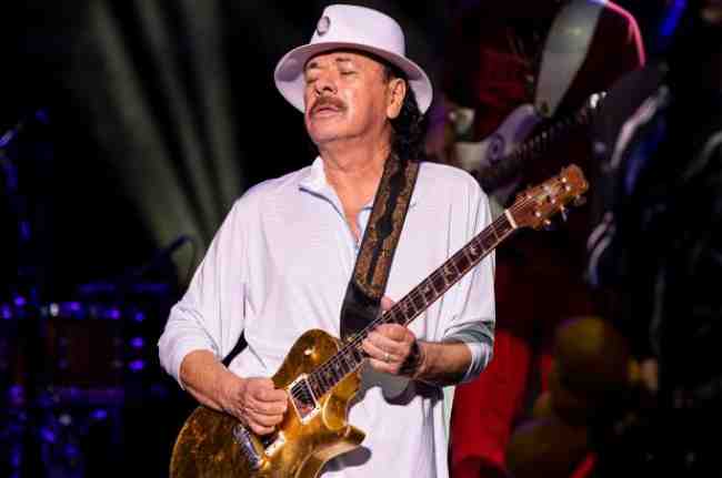 El legendario rockero Carlos Santana regreso al escenario en Connecticut despues de colapsar durante un espectaculo en Michigan el mes pasado