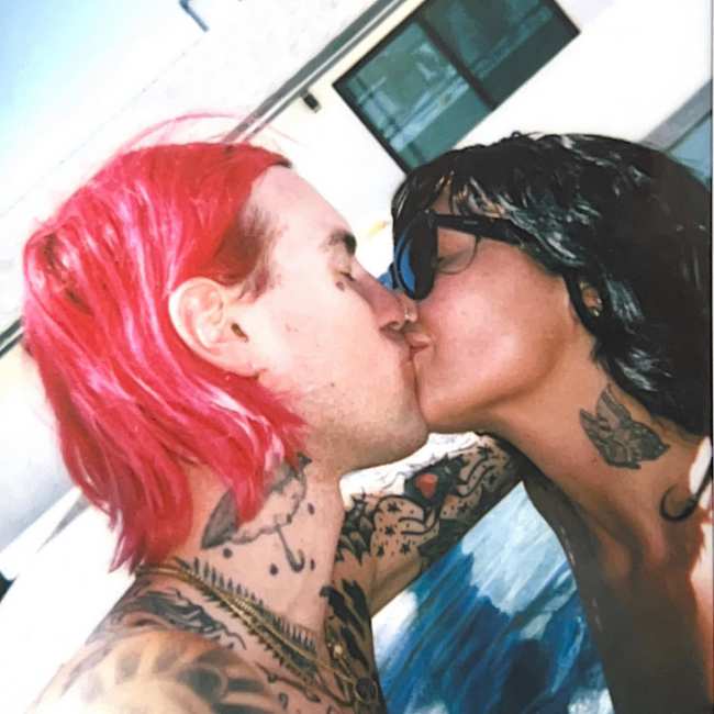 La pareja se beso en una serie de nuevas fotos compartidas en Instagram