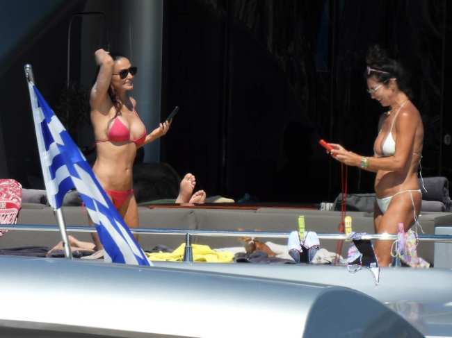 EXCLUSIVO  EMBARGO estrictamente no web antes de las 1845 BST 1345 ET del 16 de agosto de 2022  GI Alucinante Demi Moore luce sensacional a los 59 en un bikini rojo de vacaciones en Grecia