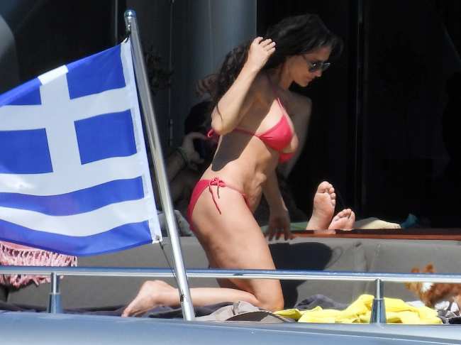 La actriz mostro sus tonificados abdominales en el brillante bikini