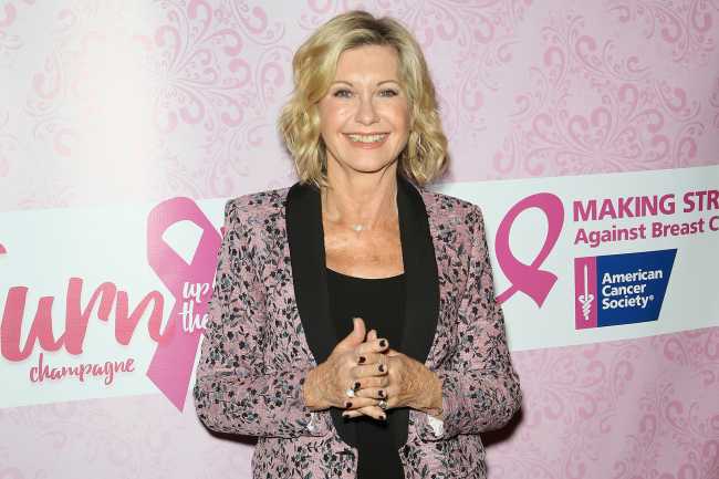 Olivia NewtonJohn fue diagnosticada por primera vez con cancer de mama en 1992
