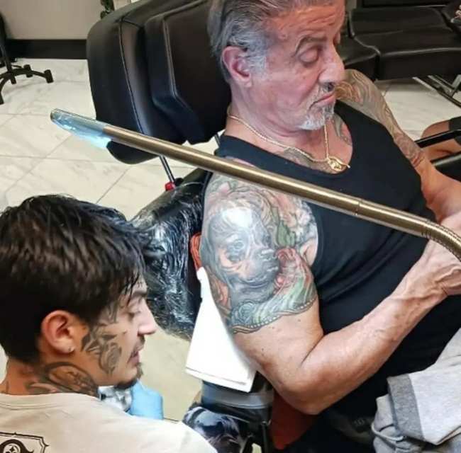 A principios de esta semana se revelo que Stallone se estaba cubriendo el tatuaje con una imagen de Butkus el bullmastiff de sus peliculas Rocky